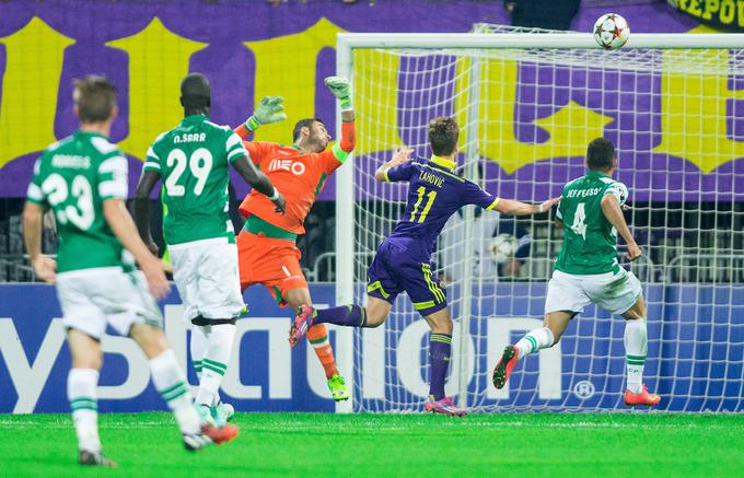 Trenutek, ko je Luka Zahović presenetil obrambo Sportinga in se vpisal med strelce v ligi prvakov. | Foto: Vid Ponikvar