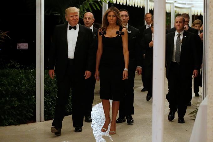 Preprosto, a zelo elegantno: črna obleka v kombinaciji s srebrnimi sandali in diamantnim nakitom. | Foto: Reuters