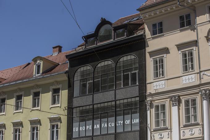 Na ozki in dolgi parceli, ki je prvotno segala do Ljubljanice, je v osrčju Mestnega trga leta 1914 trgovec Franc Drofenig dal na mestu nekdanje baročne hiše zgraditi moderno veleblagovnico. | Foto: 