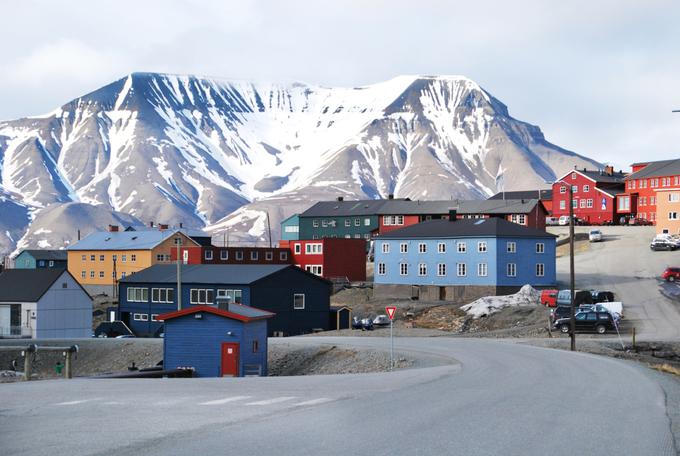 Tole je Longyearbyen, Svetovni semenski banki najbližja stalna naselbina. Longyearbyen je tudi največje mesto na otočju Svalbard, tam živi okrog 2.100 ljudi.  | Foto: Thinkstock