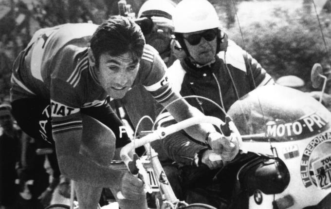 Eddyju Merckxu so med Tourom leta 1975 končno zmago preprečili tudi navijači. | Foto: Getty Images