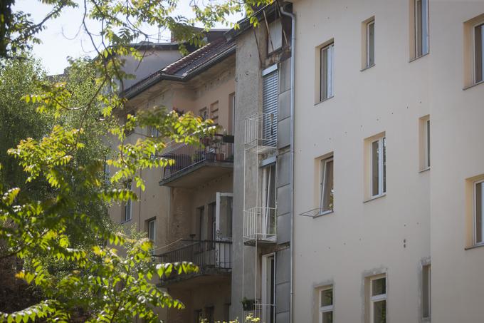Izkušnja gradnje in bivanja v najožji stanovanjski hiši v Ljubljani ima tudi družbene dimenzije. Ob njenem nastajanju se je namreč oblikovala povezana stanovanjska skupnost, prav to, kar hiša s svojim majhnim številom stanovanj omogoča tudi danes. | Foto: Bojan Puhek