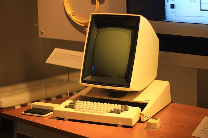 Zgodba o pionirjih osebnega računalništva bi se lahko razpletla tudi drugače, saj je Xerox že leta 1973, skoraj desetletje pred začetkom komercializacije osebnih računalnikov, razvil napravo Xerox Alto (na fotografiji), ki je prapraded sodobnega osebnega računalnika. Alta Xerox sicer ni nikoli poslal na police trgovin, je pa v prodajo leta 1981 nato poskusil spraviti njegovega naslednika Xerox Star, a je zanj zahteval absurdnih 16 tisoč ameriških dolarjev. Istega leta je IBM predstavil IBM PC, ki velja za začetnika osebnega računalništva, in ga prodajal za desetkrat nižjo ceno. Ni treba poudarjati, da je bil Xerox Star prodajna polomija. | Foto: Thomas Hilmes/Wikimedia Commons