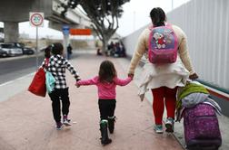 Trumpova vlada bi staršem zaračunala stroške vračanja odvzetih otrok