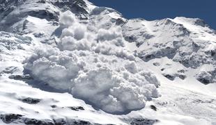Groza na Tirolskem: snežni plaz zasul vsaj 18 ljudi 