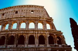 Turist razbesnel Italijane, v steno Koloseja je vklesal ime svojega dekleta