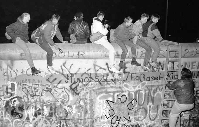 Vzhodni Nemci na berlinskem zidu, potem ko je komunistična oblast dovolila svobodo gibanja. Berlinski zid je bil simbol delitve Nemčije in Evrope po drugi svetovni vojni. | Foto: Reuters