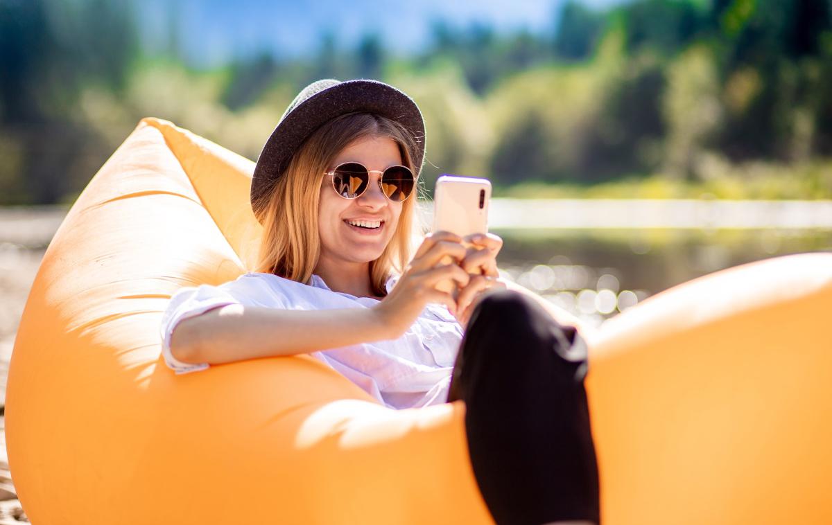 mobilni telefon | Velika večina, 77,55 odstotka, za dostop do digitalnih medijev uporablja pametne telefone z operacijskim sistemom Android, kar še utrjuje njegov položaj vodilnega mobilnega operacijskega sistema v Sloveniji.  | Foto Shutterstock
