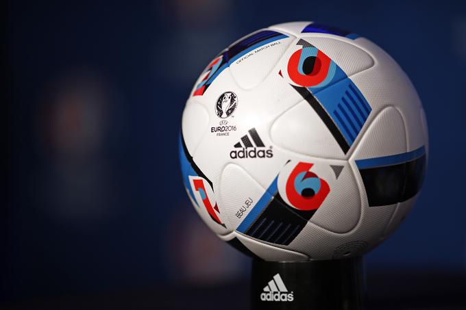 Igralo se bo z okroglim usnjem, ki ga je izdelal nemški športni opremljevalec Adidas. Žogo, imenovano Beua Jeu, je 12. novembra javnosti predstavila francoska nogometna legenda in zdajšnji trener Reala Zinedine Zidane.  | Foto: 