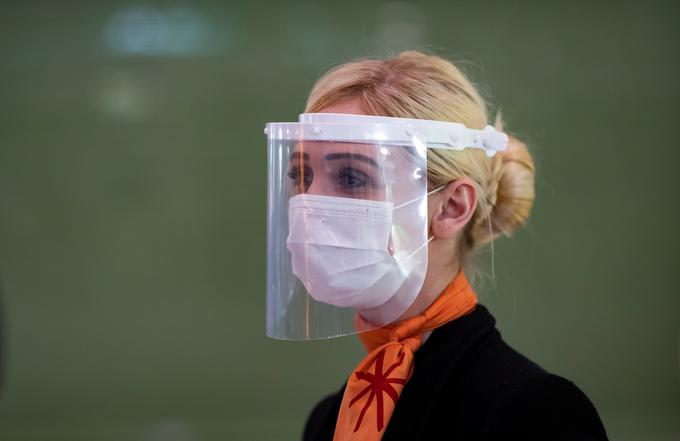Švicarske zdravstvene oblasti so prepričane, da so vizirji uporabni le kot dodatek maskam, ne pa kot njihovo nadomestilo. | Foto: Reuters