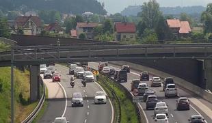 Vozniki pozor: na slovenskih cestah znova hudi zastoji