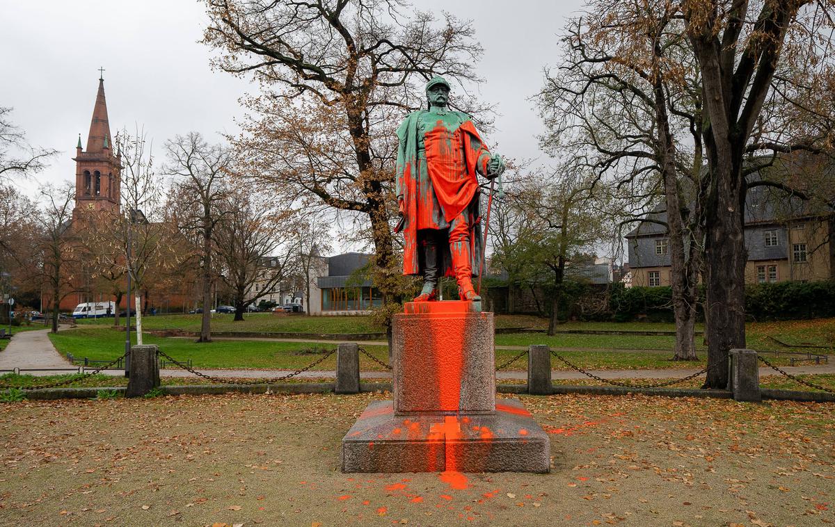 Vandalizem - Bismarckov kip | Pojem vandalizem se pogosto uporablja za označevanje napadov na spomenike. Zaradi političnih vzgibov so tarče vandalov pogosto kipi kakšnih pomembnih zgodovinskih osebnosti. Na fotografiji: z barvo pomazan kip nekdanjega nemškega kanclerja Otta von Bismarcka v Frankfurtu. | Foto Guliverimage
