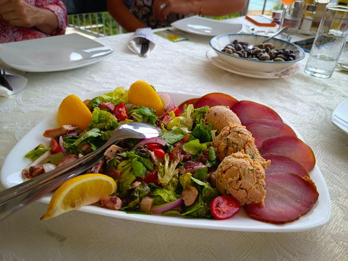  Pri tradicionalni kulinariki velja izpostaviti sušeno tuno, raznovrstne ribje jedi, pršut, olive, vino in sir. (Na desni strani je sušena tuna.) | Foto: Ksenija Mlinar
