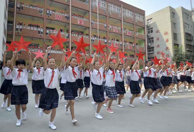 Zagovorniki pametnih uniform poudarjajo, da s tem zagotavljajo večjo splošno varnost dijakov in jih tako tudi odvračajo od skušnjave pobega od pouka (fotografija je simbolična in ne prikazuje "pametnih uniform"). | Foto: Reuters