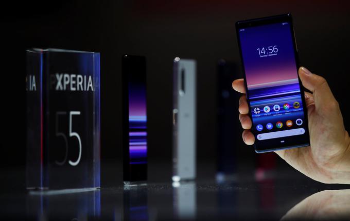 Sony je pred nekaj tedni na sejmu zabavne elektronike IFA v Berlinu predstavil nov mobilni telefon, Xperia 5. | Foto: Reuters
