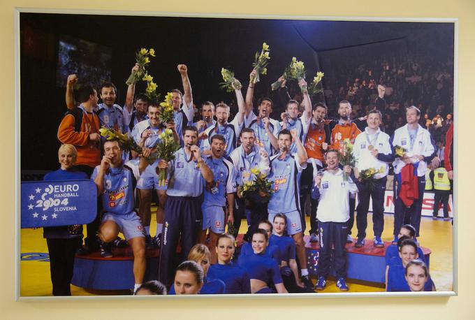 "Srebrni vitezi". Slovenski rokometaši so na domačem evropskem prvenstvu leta 2004 dosegli največji uspeh na EP, postali so evropski podprvaki. | Foto: Vid Ponikvar/Sportida
