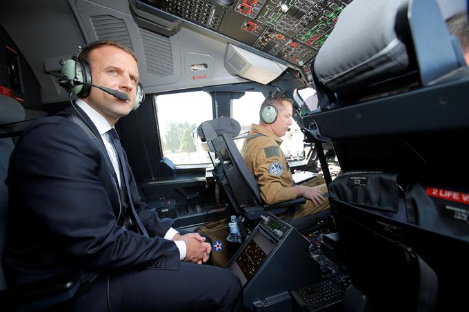 Novi francoski predsednik Emmanuel Macron je sedel v kabino večnamenskega vojaškega transporterja, turbopropelerskega airbusa A400M. | Foto: Reuters