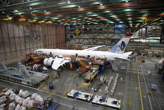 Proizvodnja letala boeing 787 v Boeingovi tovarni Everett v ameriški zvezni državi Washington. | Foto: Reuters