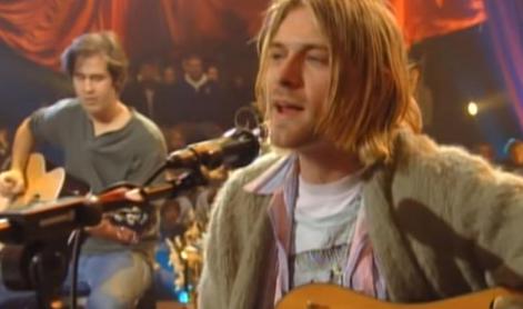 Jopa, ki jo je nosil Kurt Cobain, gre na dražbo - z madeži vred #video #foto