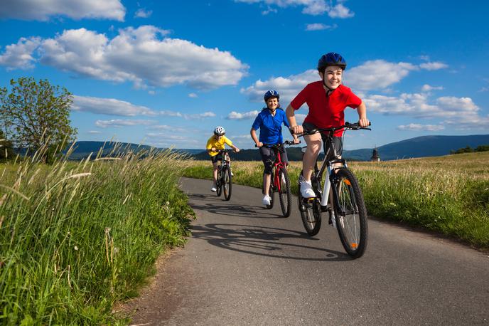 kolesarjenje, narava, otroci, rekreacija | Foto Shutterstock