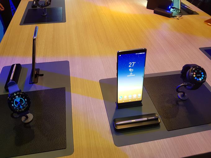 Nismo se mogli izogniti novemu phabletu Samsung Galaxy Note 8 (v sredini), katerega predprodaja pri nas že poteka, redna prodaja pa se bo začela 15. septembra. Pričakovanja so velika, tako pri bralcih kot pri uporabnikih. | Foto: Srdjan Cvjetović
