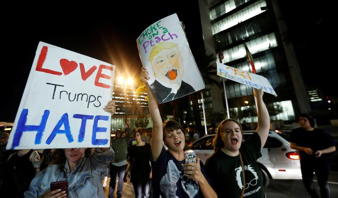 Protesti proti Trumpu potekajo predvsem v velemestih, kjer so prepričljivo glasovali za Clintonovo.  | Foto: Reuters