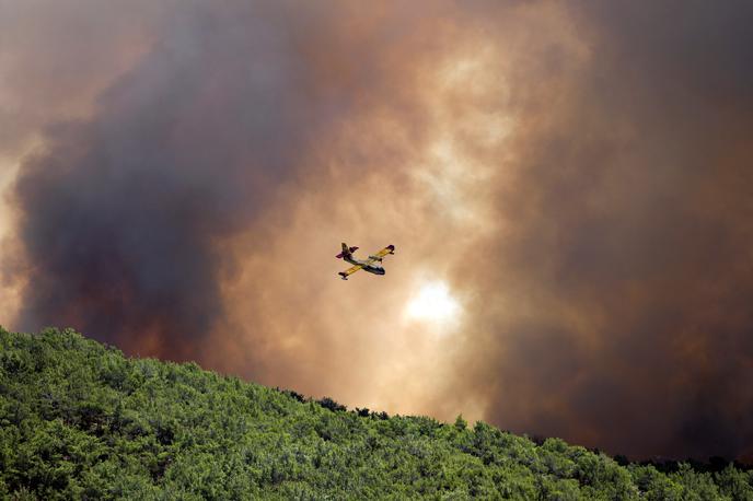 Grčija požari | Po državi je v soboto skupno izbruhnilo 46 požarov v naravi, so sporočili tamkajšnji gasilci, ki jim pri delu pomagajo letala in helikopterji. | Foto Reuters