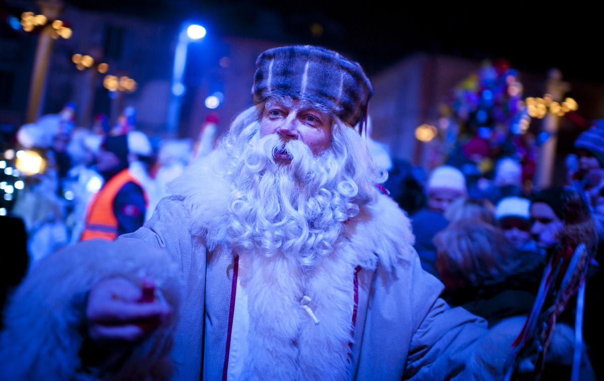 Dedek Mraz | Dedek Mraz je oblečen v ovčji krznen plašč s slovenskimi vzorci, na glavi ima tradicionalno slovensko polhovko, v roki pa sprehajalno palico. | Foto Matej Leskovšek