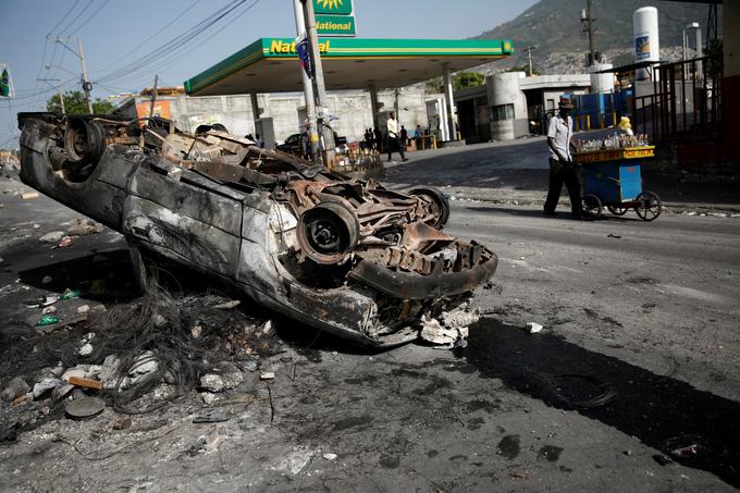 Protestniki so zažigali avtomobile ... | Foto: Reuters
