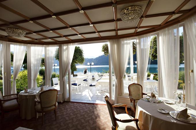 Ta butična restavracija sprejme le nekaj več kot 20 gostov in s svojo intimno atmosfero, čudovitim pogledom na Blejsko jezero in s sezonskimi gurmanskimi presežki privablja tiste, ki radi jed občutijo z vsemi čuti. | Foto: 