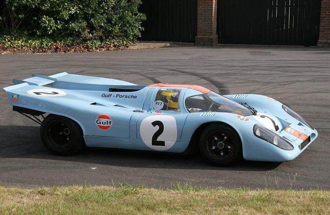 Porsche 917K je redek dirkalni avtomobil, ki je Porscheju prinesel prvo zmago na 24-urni dirki v Le Mansu. Poganja ga 12-valjni motor. Med lastniki tega porscheja z dražbe je bil tudi znani dirkač Jo Siffert, uporabili pa so ga tudi v filmu Steva McQueena z naslovom Le Mans. Avto so prodali za 14,8 milijona dolarjev. | Foto: 