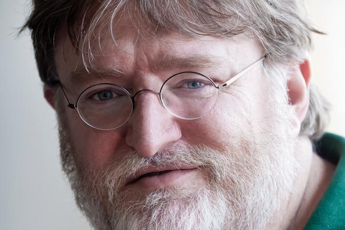 Valve sta leta 1996 ustanovila nekdanja Microsoftova programerja Gabe Newell (na fotografiji) in Mike Harrington. Drugi je podjetje po uspehu njihove prve igre, Half-Life, zapustil in se v industrijo videoiger z zmernim uspehom znova vrnil šele leta 2006. Prvi je na krilih serije Half-Life in kasnejših uspešnic medtem postal eden najvplivnejših razvijalcev računalniških iger na svetu.  | Foto: 