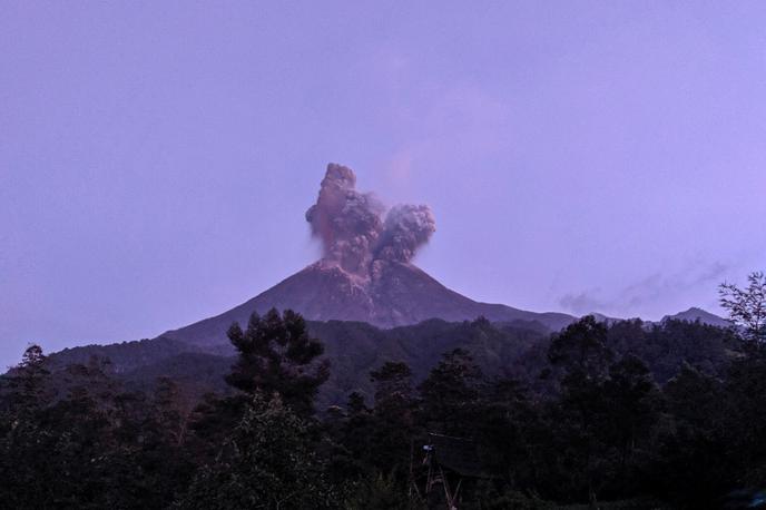 Vulkan Merapi | Po podatkih agencije za ohranjanje naravnih virov Zahodne Sumatre se je od sobote prek spletnega sistema rezervacij na dveh vstopnih točkah v Marapi prijavilo skupno 70 pohodnikov. Doslej so jih evakuirali 28, medtem ko za 42 nimajo informacij. | Foto Reuters