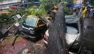 V Mumbaju kaos in smrtne žrtve močnega monsunskega deževja #video #foto