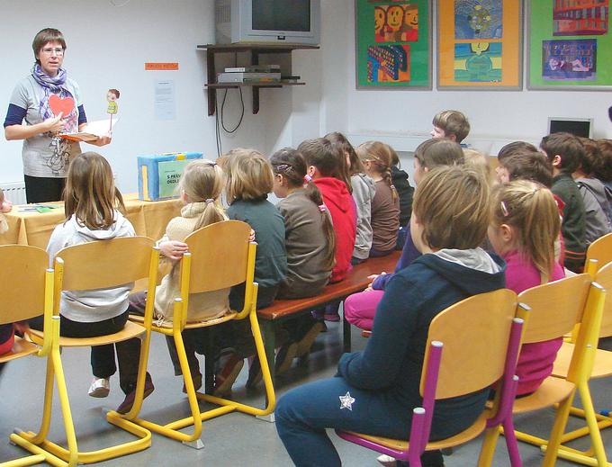 Aurora želi pospeševati kulturno izmenjavo med Slovenijo in Katalonijo. Na fotografiji v osnovni šoli bere katalonsko pravljico. | Foto: osebni arhiv/Lana Kokl