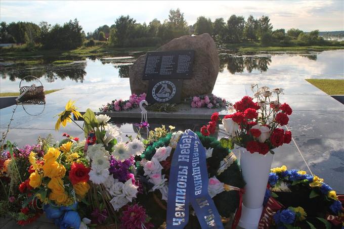 Spominski park v zaselku Tumošna, kjer se je zgodila nesreča obiskujejo številni privrženci Lokomotive, ki polagajo cvetje ob spominskem obeležju. | Foto: Robert Gorjanc
