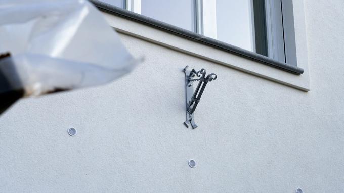 Zunanje okenske police so izdelane iz pohorskega tonalita.  | Foto: Jan Lukanović