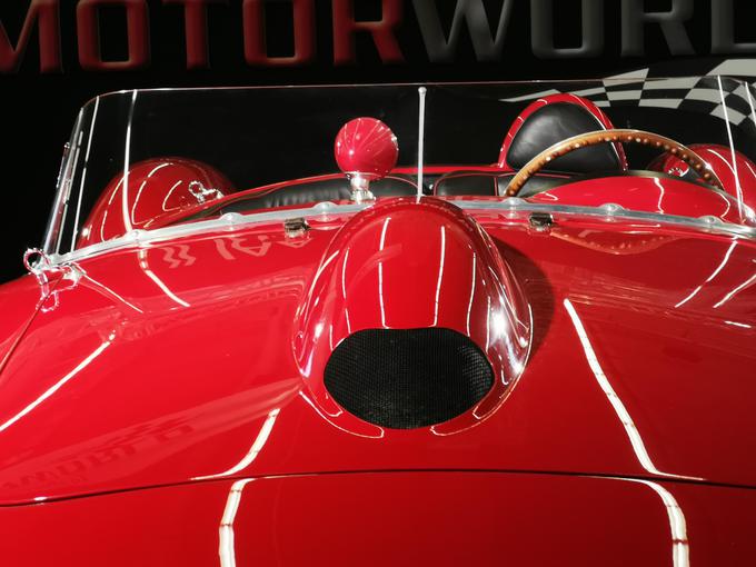 Avtomobil poganja trilitrski motor V12 z močjo 300 »konjev«, masa avtomobila iz leta 1958 je le 800 kilogramov. Ferrari z aluminijasto karoserijo je lahko dosegel hitrost do 280 kilometrov na uro. | Foto: Gregor Pavšič