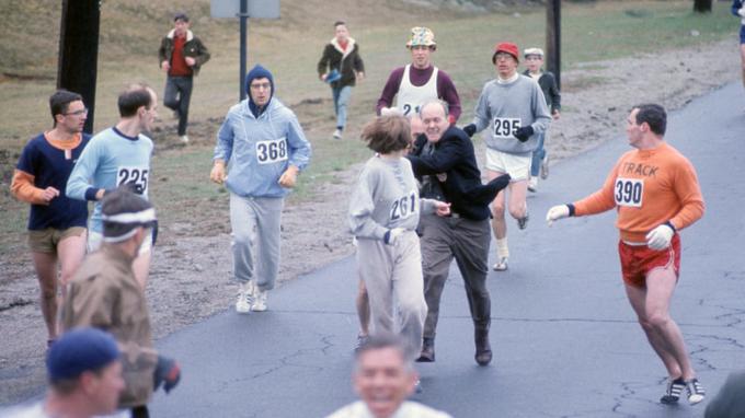 Uradnik bostonskega maratona je jo takole želel spoditi s proge. | Foto: Getty Images