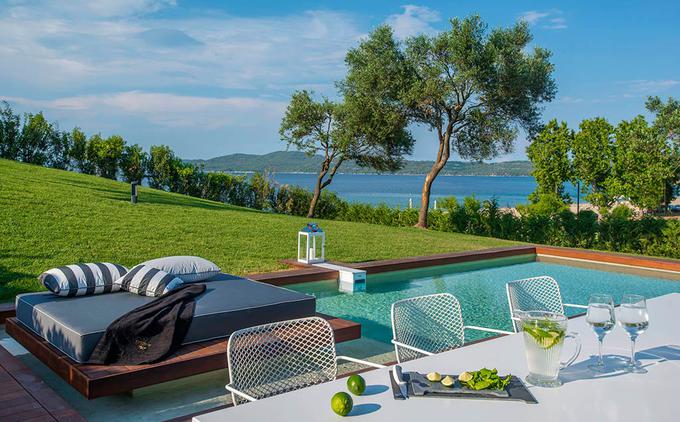 Med letošnjimi darili so tedenske počitnice v luksuznem letovišču Avaton na grškem polotoku Atos. | Foto: avatonresort.gr
