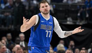 Dallas brez poškodovanega Dončića drago prodal kožo proti Oklahomi #video