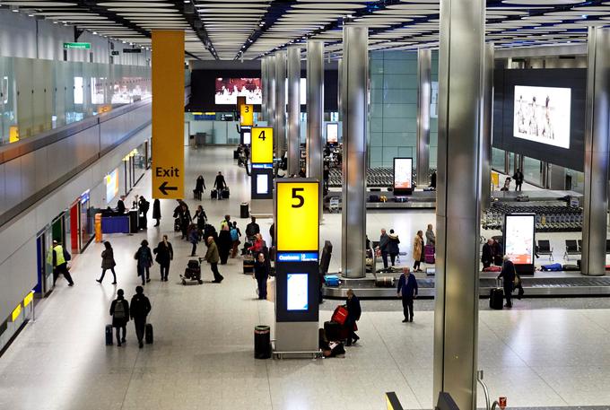 Skoraj vsak tretji polet iz ZDA v Evropo je pravzaprav namenjen v Združeno kraljestvo - na fotografiji eden od terminalov največjega londonskega letališča Heathrow. | Foto: Reuters