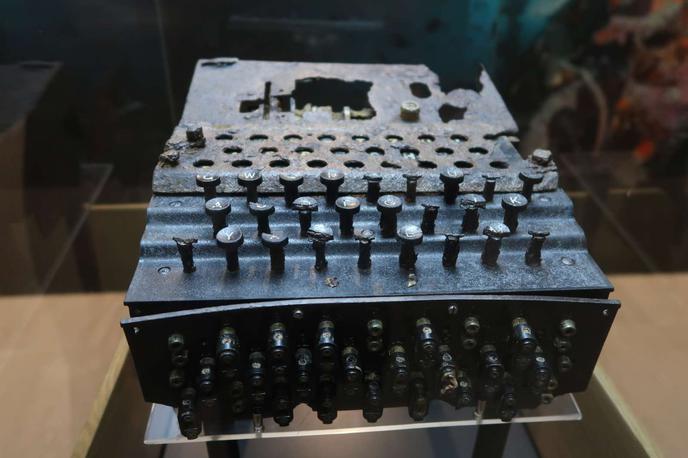 enigma, šifrirna naprava, Pivka | Restavrirano enigmo si bodo lahko skupaj z drugimi predmeti s potopljenega minolovca in zgodbo o šifrirnem stroju med prvimi ogledali obiskovalci podmorničarskega vikenda, ki bo v pivškem muzeju ta konec tedna. | Foto STA