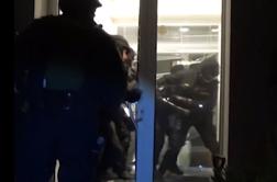 Hrvaški policisti posneli akcijo zajetja Kitajcev v klicnem centru #video