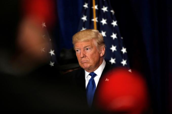 Iz Donalda Trumpa se pogosto norčujejo zaradi barve njegove polti, ki malce vleče na oranžno. Najverjetneje je to posledica krem in pršil za porjavitev ter solarija.  | Foto: Reuters