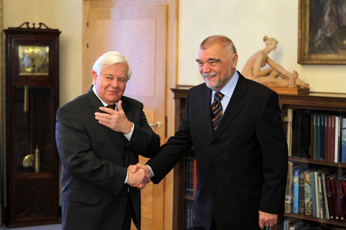 Kučan z nekdanjim hrvaškim predsednikom Mesićem. | Foto: STA ,