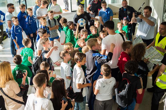 Slovenski reprezentanti se radi družijo z mladimi navijači. | Foto: Žiga Zupan/Sportida