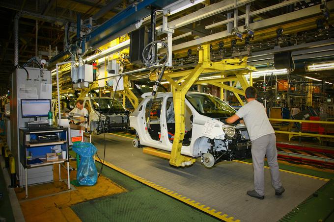 Leta 2015 je bila Revozova tovarna s proizvodnjo 129.405 avtomobilov še vedno praktično na polovici svojih zmogljivosti, saj bi ob polni obremenitvi z novomeških proizvodnih linij lahko na leto zapeljalo več kot 245 tisoč avtomobilov.  | Foto: Vinko Kernc