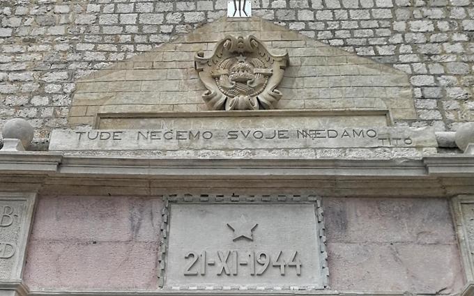 "Tujega nočemo, svojega ne damo." Titova izjava, zapisana nad vhodom v staro jedro Kotorja, v tem mestu ne drži več. | Foto: Nina Vogrin