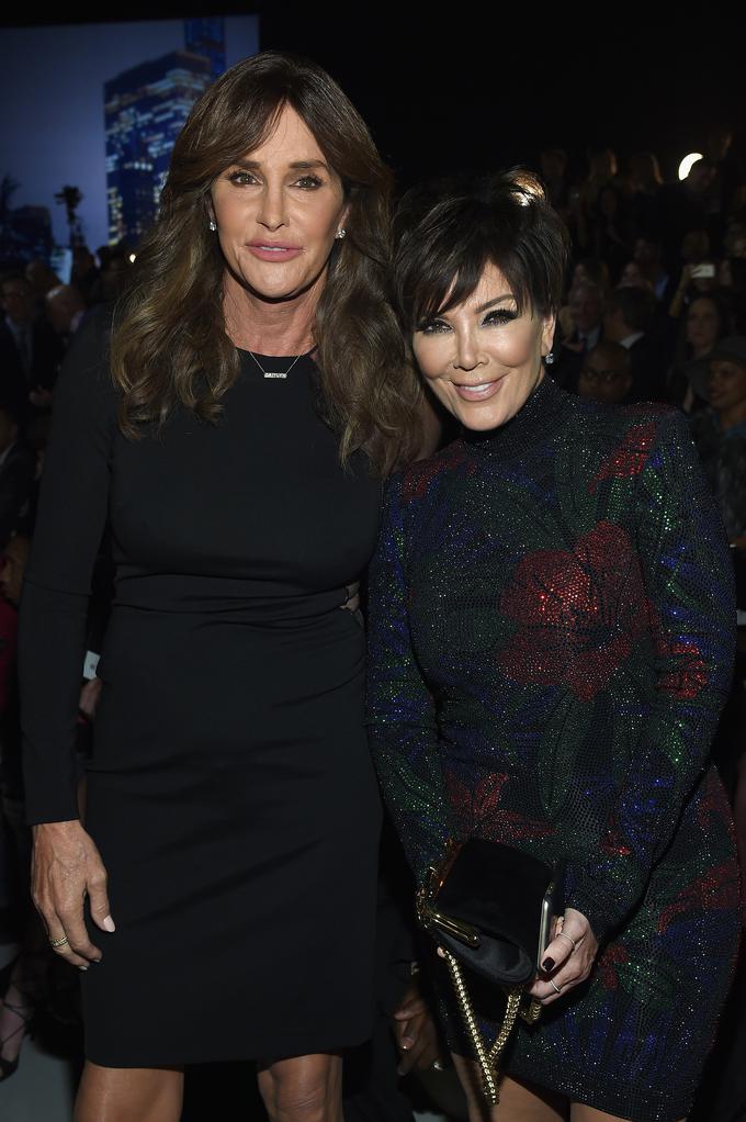 Morda je bil ves estrogen, ki je letel naokoli po družini Kardashian-Jenner, v kateri ženske številčno močno prekašajo moške člane, kriv, da se je Bruce Jenner po dolgih letih skrivanja opogumil, spremenil spol in postal Caitlyn Jenner. Nekdanji olimpijski prvak se je najprej izselil iz družinske hiše, po ločitvi od matriarhinje Kris Jenner po 23 letih zakona pa postal obraz skupnosti transseksualcev. | Foto: Getty Images